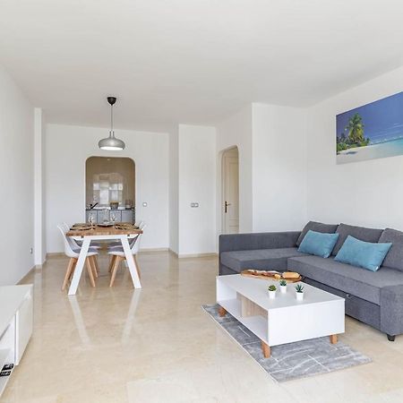 Stylish One Bed Apartment At Matchroom Country Club ฟูเอนฮิโรลา ภายนอก รูปภาพ