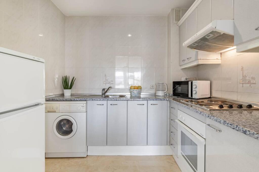 Stylish One Bed Apartment At Matchroom Country Club ฟูเอนฮิโรลา ภายนอก รูปภาพ