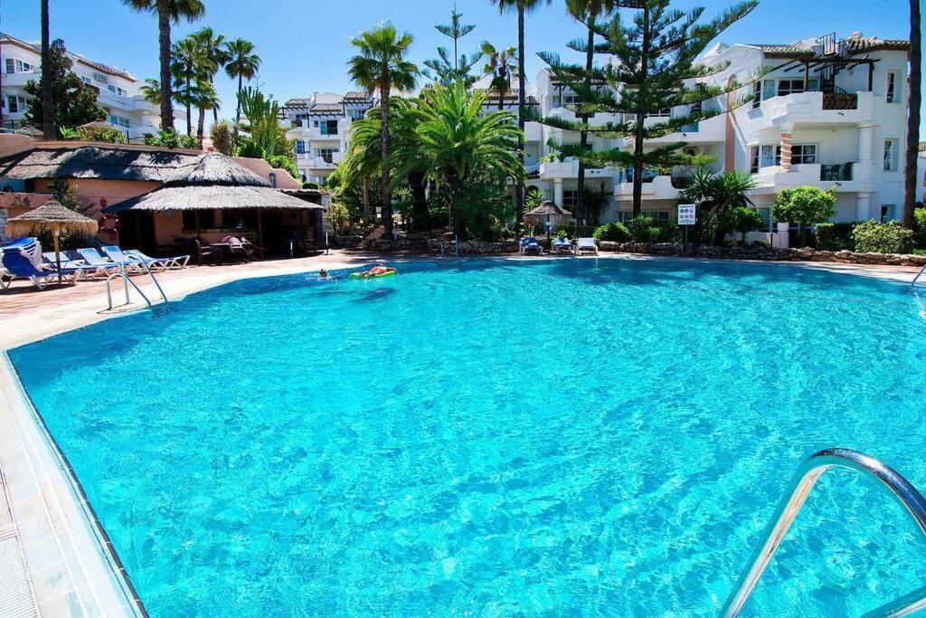 Stylish One Bed Apartment At Matchroom Country Club ฟูเอนฮิโรลา ภายนอก รูปภาพ