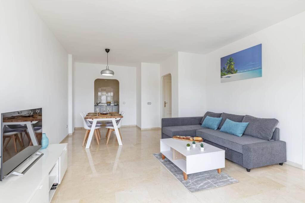 Stylish One Bed Apartment At Matchroom Country Club ฟูเอนฮิโรลา ภายนอก รูปภาพ