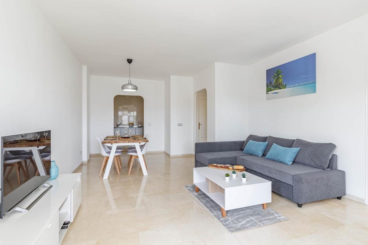 Stylish One Bed Apartment At Matchroom Country Club ฟูเอนฮิโรลา ภายนอก รูปภาพ